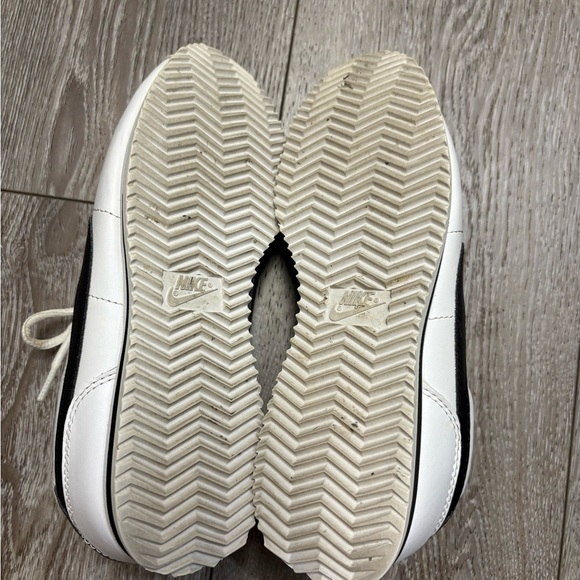 Nike Cortez black and white shoes - Picture 10 of 11